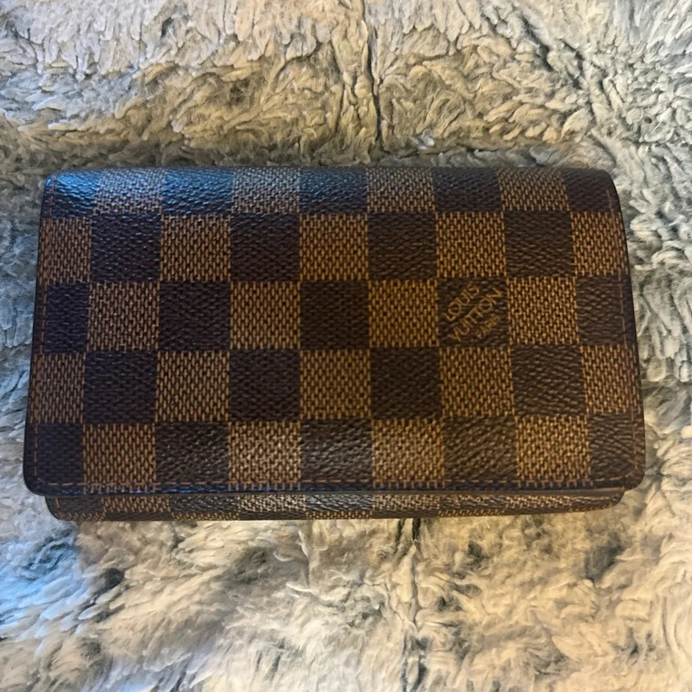 Men’s or Women’s Louie Vuitton and Rare Damier Ebene long wallet! Pre-loved 🔥🔥